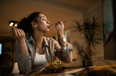 Comer à noite engorda: mito ou verdade? Descubra a verdade por trás desse hábito alimentar
