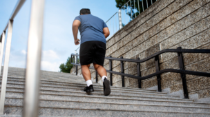 Subir escada emagrece quantos quilos? Descubra agora!