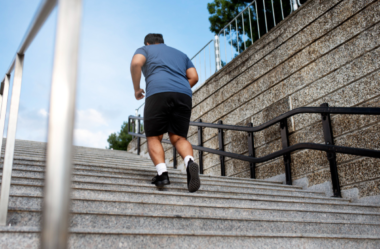 Subir escada emagrece: Quantos quilos você pode perder subindo escadas?