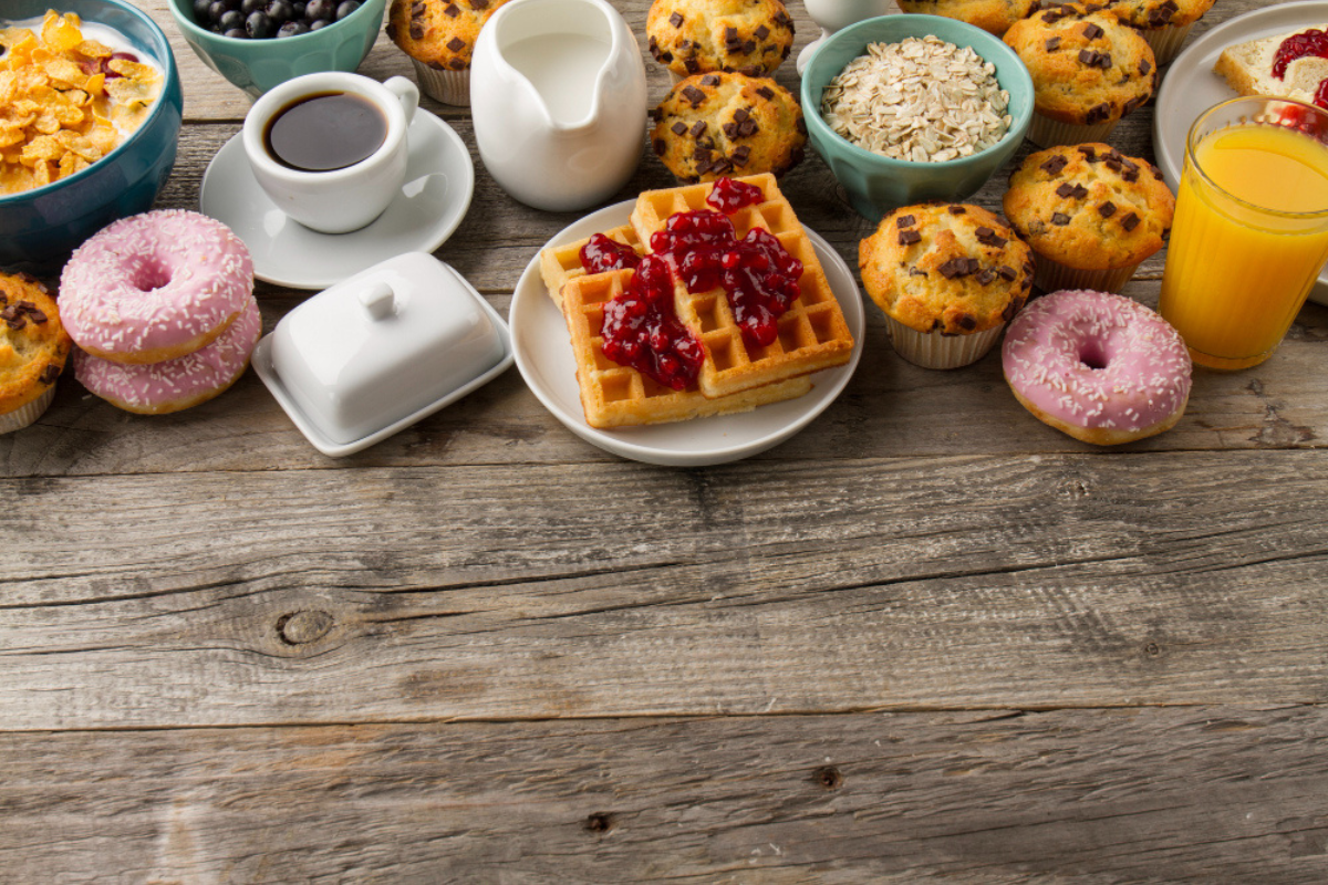 7 alimentos que não devemos comer no café da manhã e seus riscos